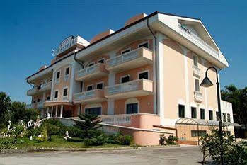 Hotel Residence Adria Rodi Garganico Dış mekan fotoğraf
